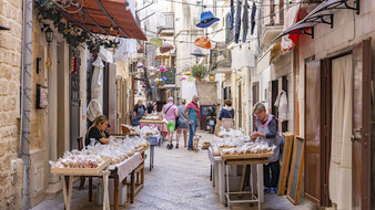 Einheimische Frauen verkaufen handgemachte, authentische Pasta in der Altstadt von Bari.