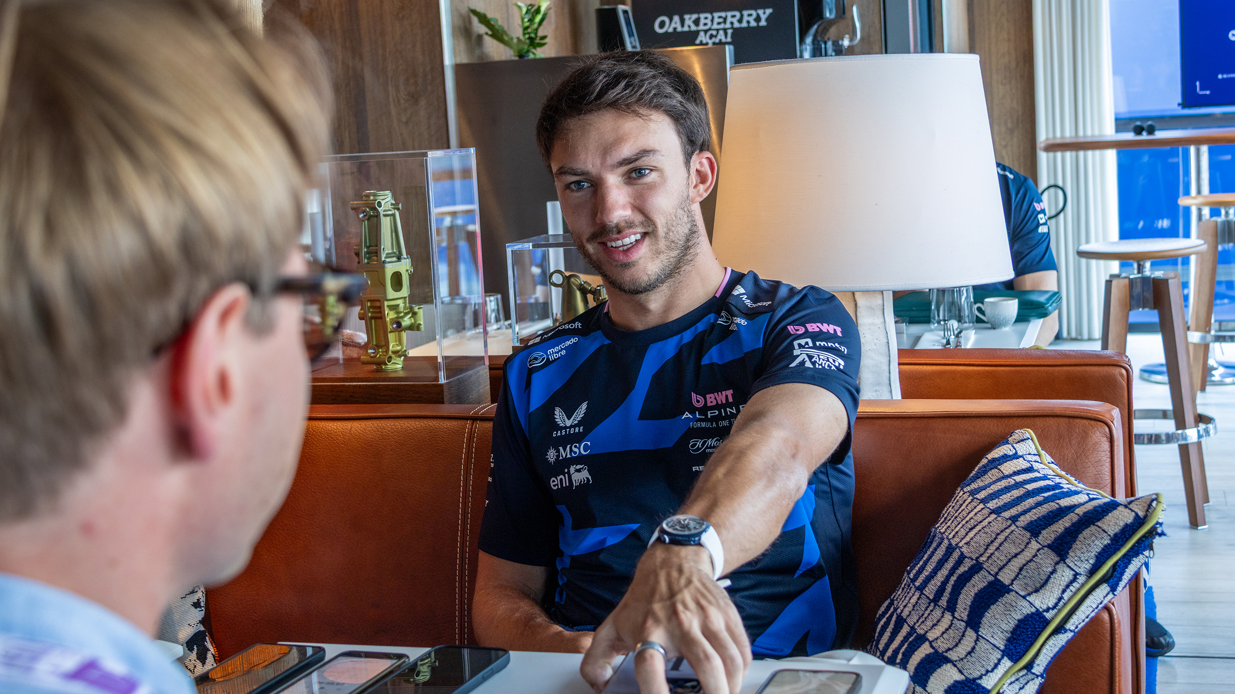 Ein Journalist unterhält sich mit dem F1-Fahrer Pierre Gasly.