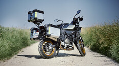 Die Mittelklasse Reiseenduro QJ SRT 700 SX mit drei am Heck montierten Alu-Koffern von schräg rechts hinten fotografiert.