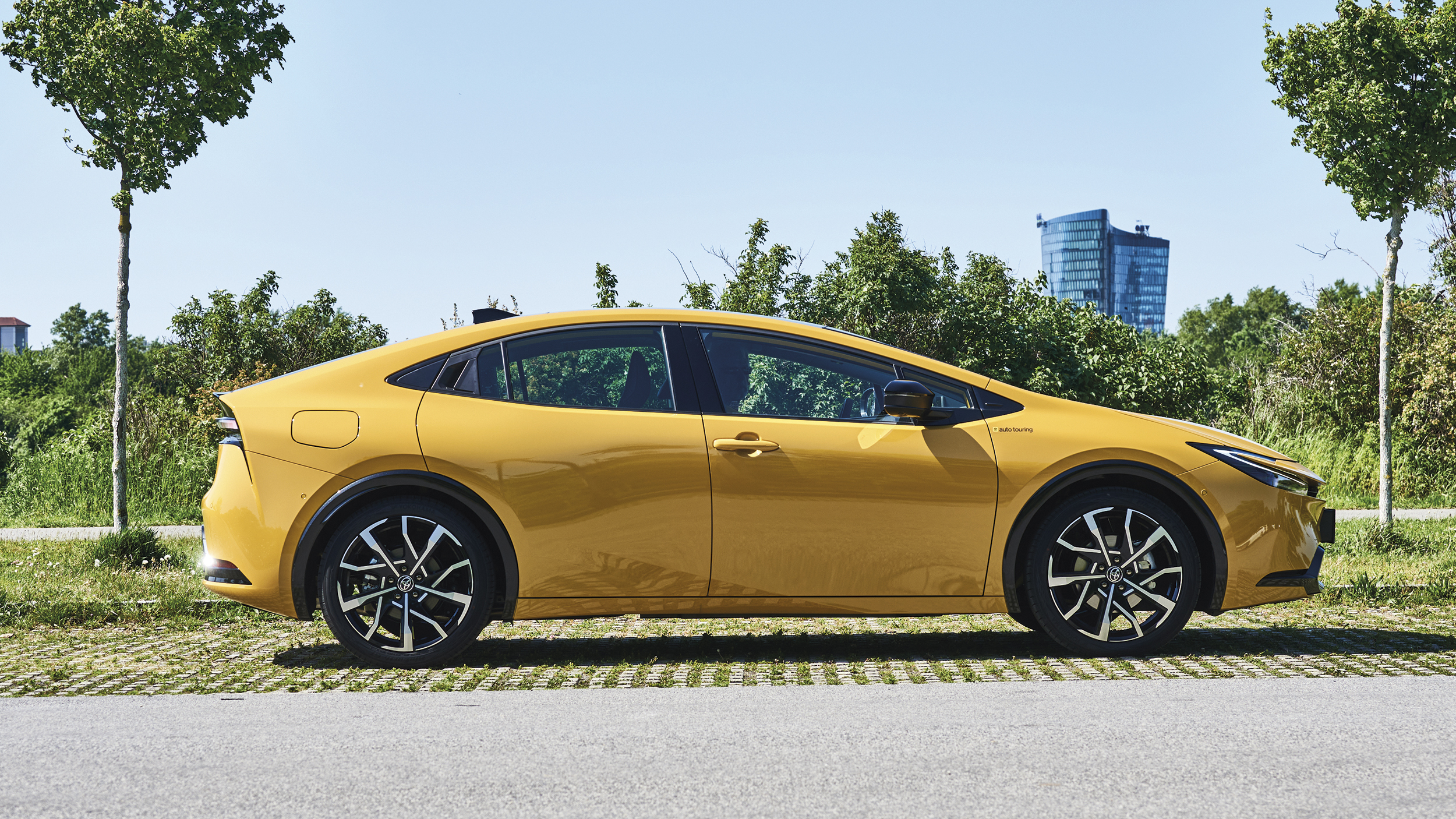 Toyota Prius in der Seitenansicht von rechts.