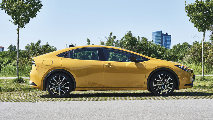 Toyota Prius in der Seitenansicht von rechts.