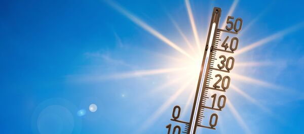 Auf dem bild ist ein Thermometer angezeigt, das in die Sonne gehalten wird und eine hohe Temperatur von rund 35 Grad anzeigt.