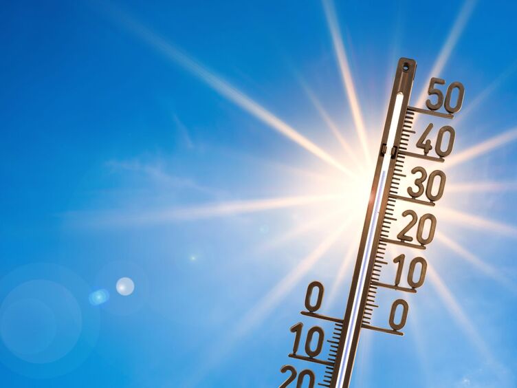 Auf dem bild ist ein Thermometer angezeigt, das in die Sonne gehalten wird und eine hohe Temperatur von rund 35 Grad anzeigt.
