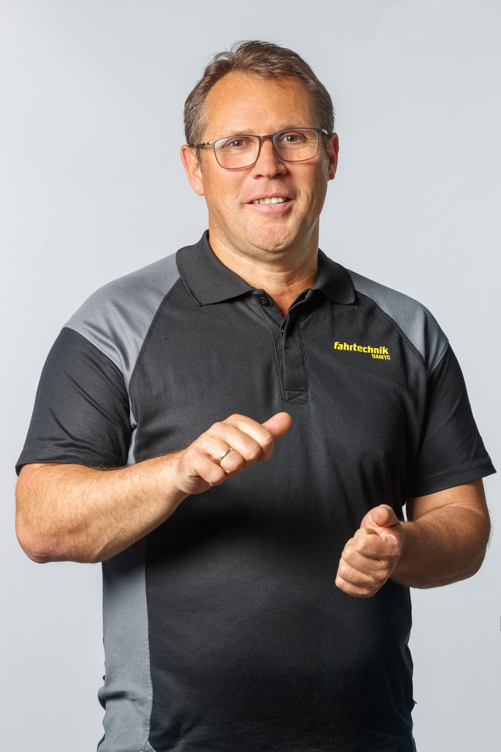 Fahrtechnikexperte Roland Frisch in schwarzem Polohemd