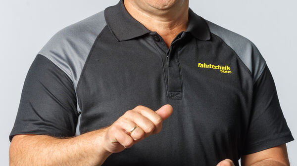 Fahrtechnikexperte Roland Frisch in schwarzem Polohemd
