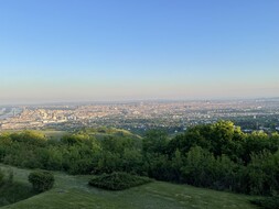Das Foto zeigt den Ausblick vom Kahlenberg über Wien.