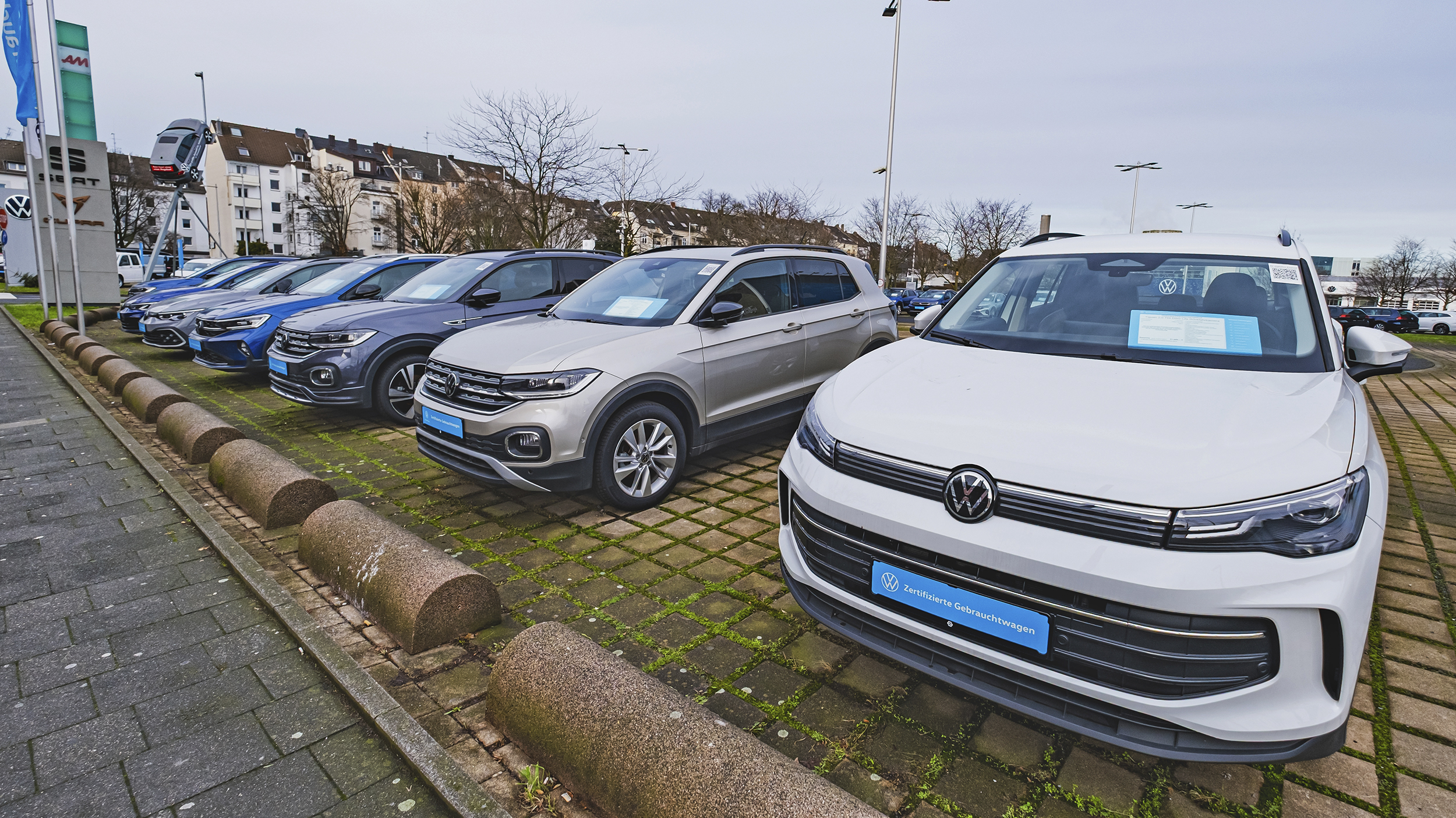 Gebrauchte VW-Fahrzeuge stehen auf dem Parkplatz eines Händlers