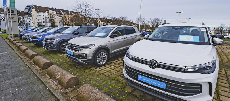 Gebrauchte VW-Fahrzeuge stehen auf dem Parkplatz eines Händlers