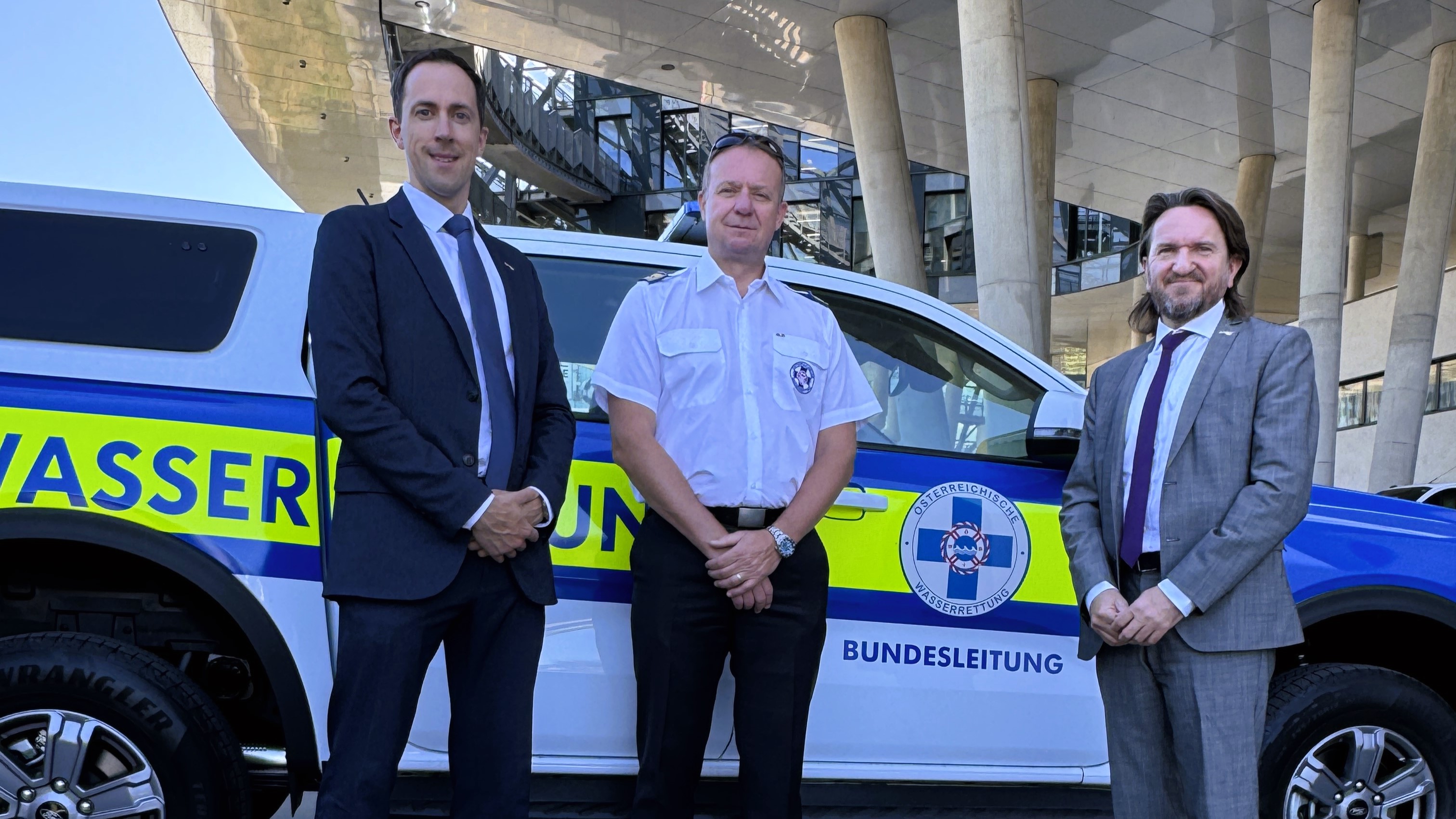 v.l.n.r.: Klaus Schwarzenberger (COO ÖAMTC-Flugrettung), Alexander Pamer (1. Vizepräsidentder ÖWR Bundesleitung), Marco Trefanitz (CEO ÖAMTC-Flugrettung) vor einem Rettungswagen der Österreichischen Wasserrettung.