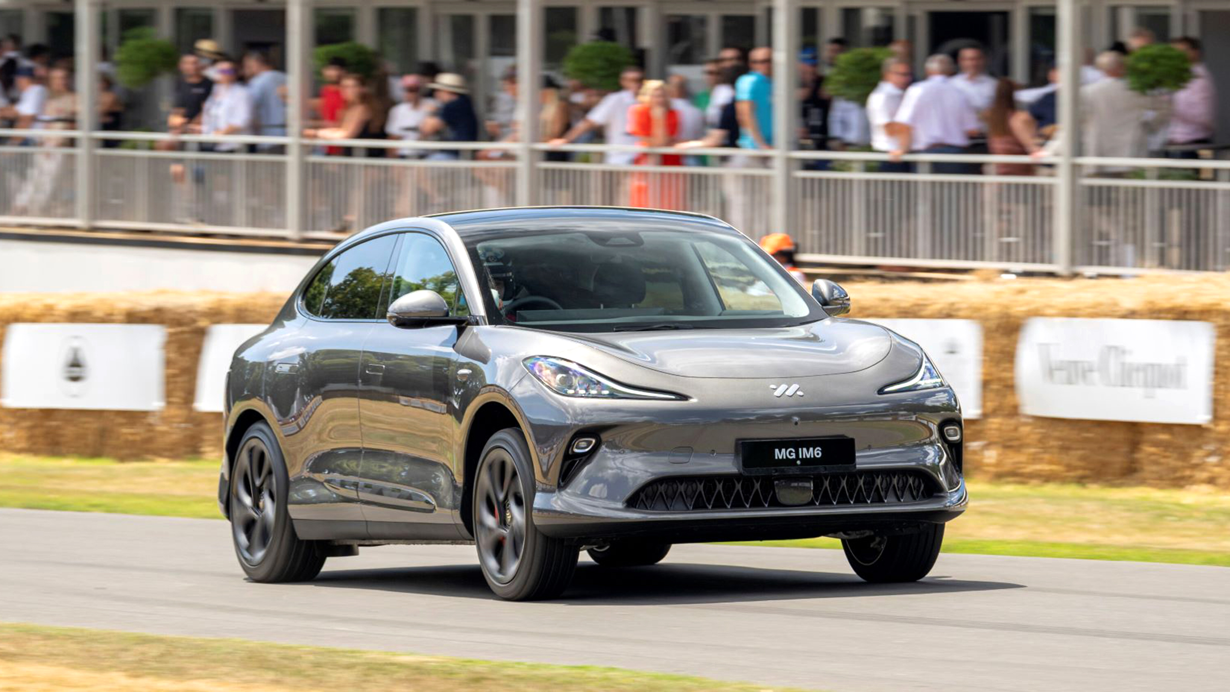Ein graues SUV-Coupé fährt über die Goodwood-Hillclimb-Strecke.