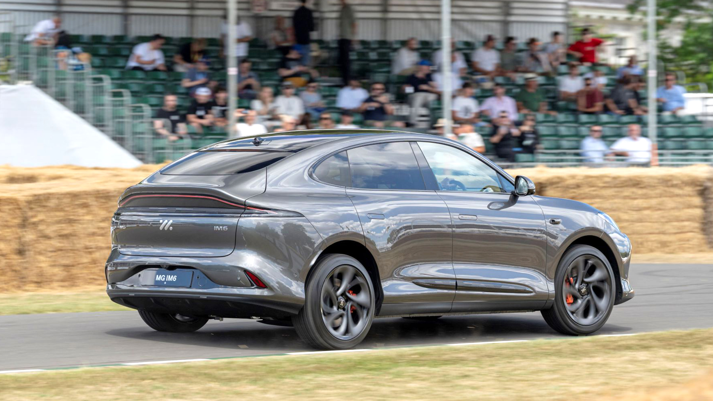 Ein graues SUV-Coupé fährt über die Goodwood-Hillclimb-Strecke.