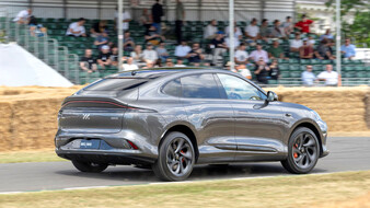 Ein graues SUV-Coupé fährt über die Goodwood-Hillclimb-Strecke.