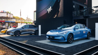 Ausstellungsstand der Marke MG mit drei Autos davor am Goodwood Festival of Speed.