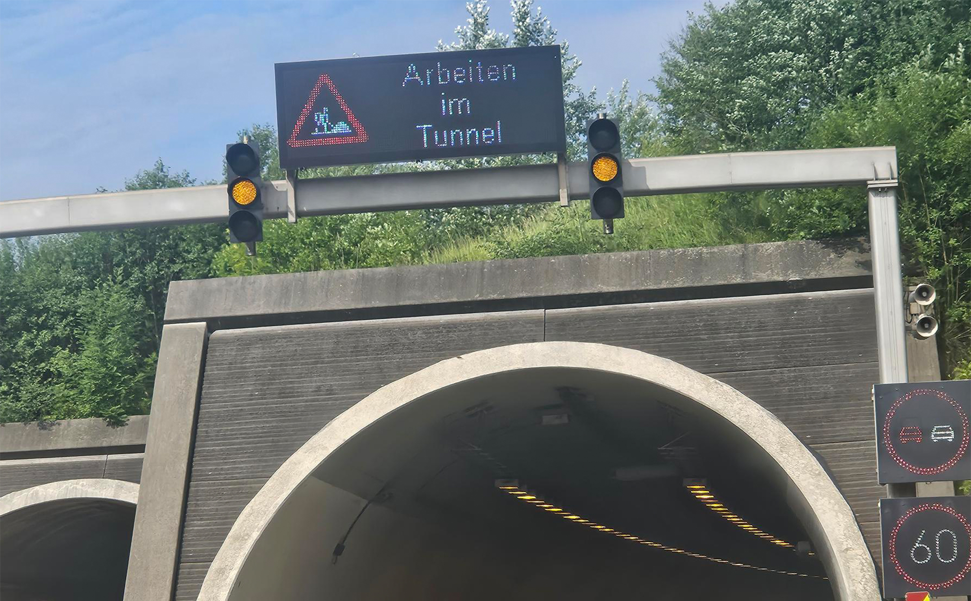 Überkopfwegweiser mit der Aufschrift Tunnel-Baustelle