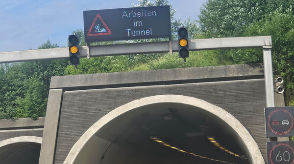 Überkopfwegweiser mit der Aufschrift Tunnel-Baustelle