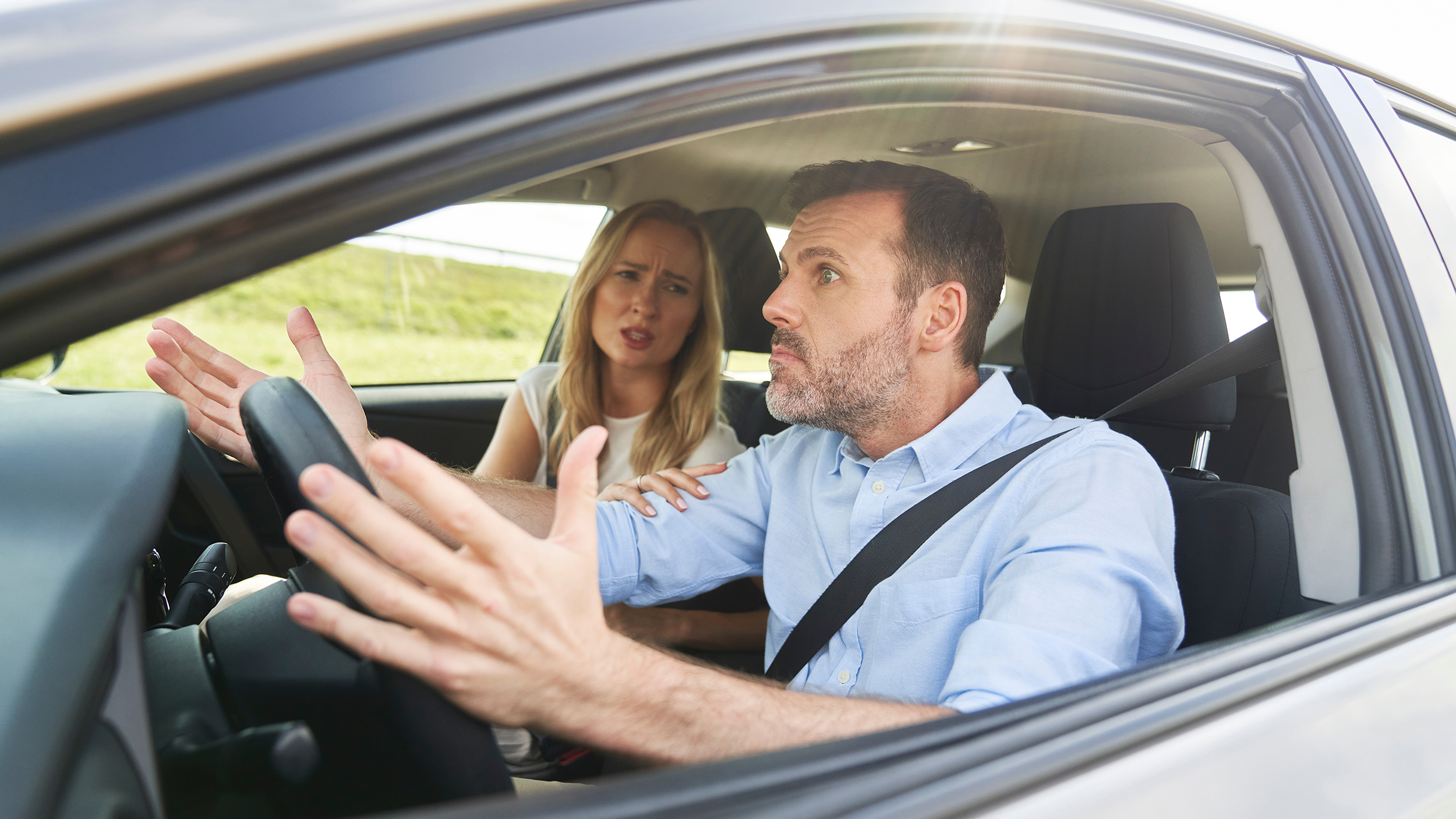 Ein Mann und eine Frau streiten sich im Auto