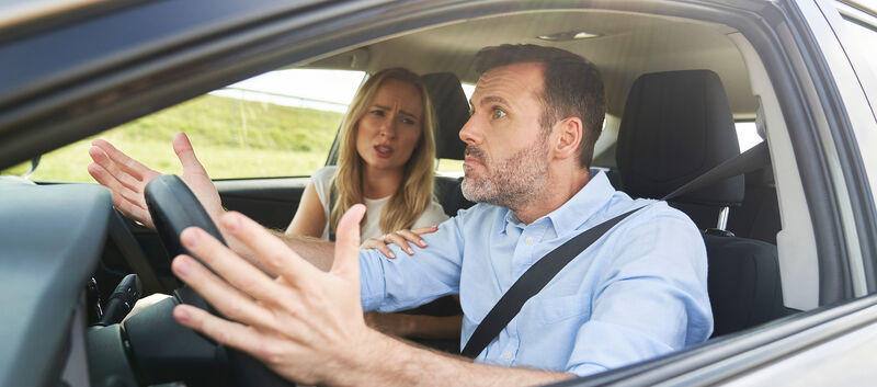Ein Mann und eine Frau streiten sich im Auto