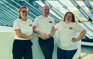 Sprecher:innen Queer Angels (v.l.n.r.: Edina, Jürgen und Ursula) Am Foto sind die Sprecher:innen der Queer Angels zu sehen. Es sind drei Personen, die jeweils ein weißes T-Shirt mit dem Spruch "Pride @ ÖAMTC" tragen.