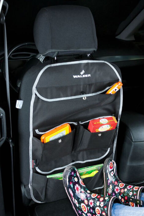 8101 Kinder Organizer Lucky Tom g2 Schwarz-weißer Organizer in einem Auto. Die Taschen sind mit Kinderspielsachen befüllt.