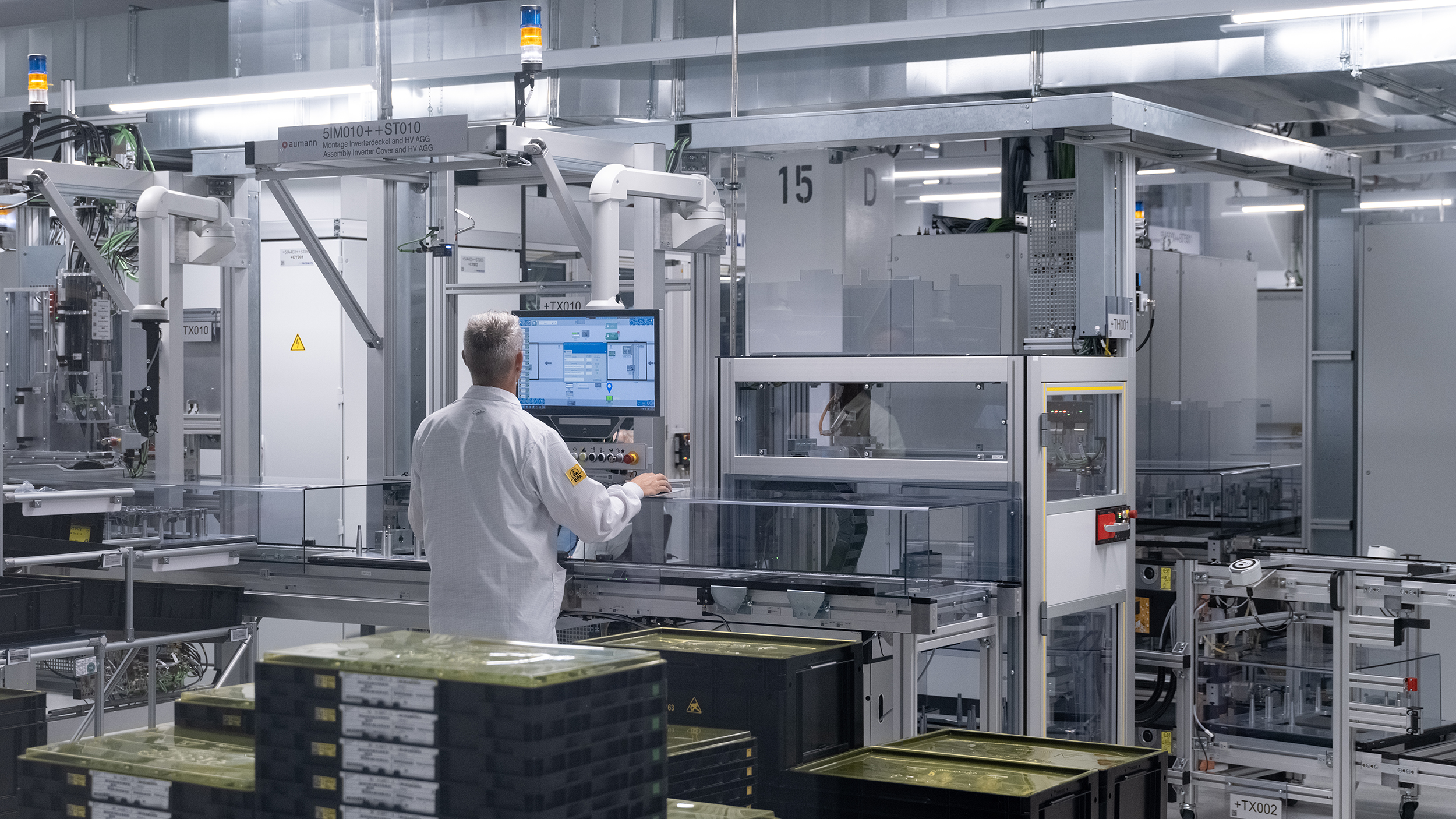 Ein Techniker arbeitet in einer Fabrik an einem Bildschirm