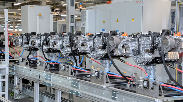 Mehrere Elektromotoren nebeneinander in einer Fabrik