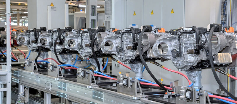 Mehrere Elektromotoren nebeneinander in einer Fabrik
