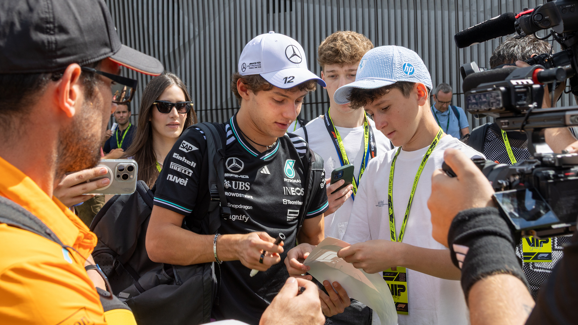 Der Formel-1-Fahrer Kimi Antonelli gibt Fans Autogramme.