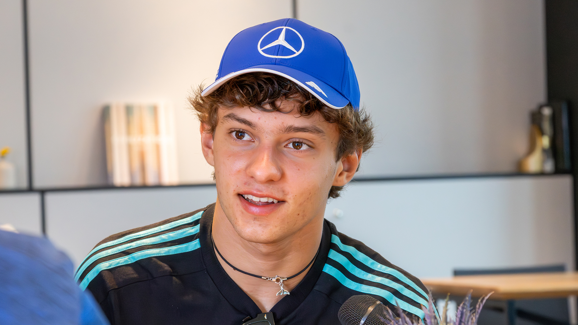 Der Formel-1-Fahrer Kimi Antonelli mit blauer Kappe mit Mercedes-Logo.