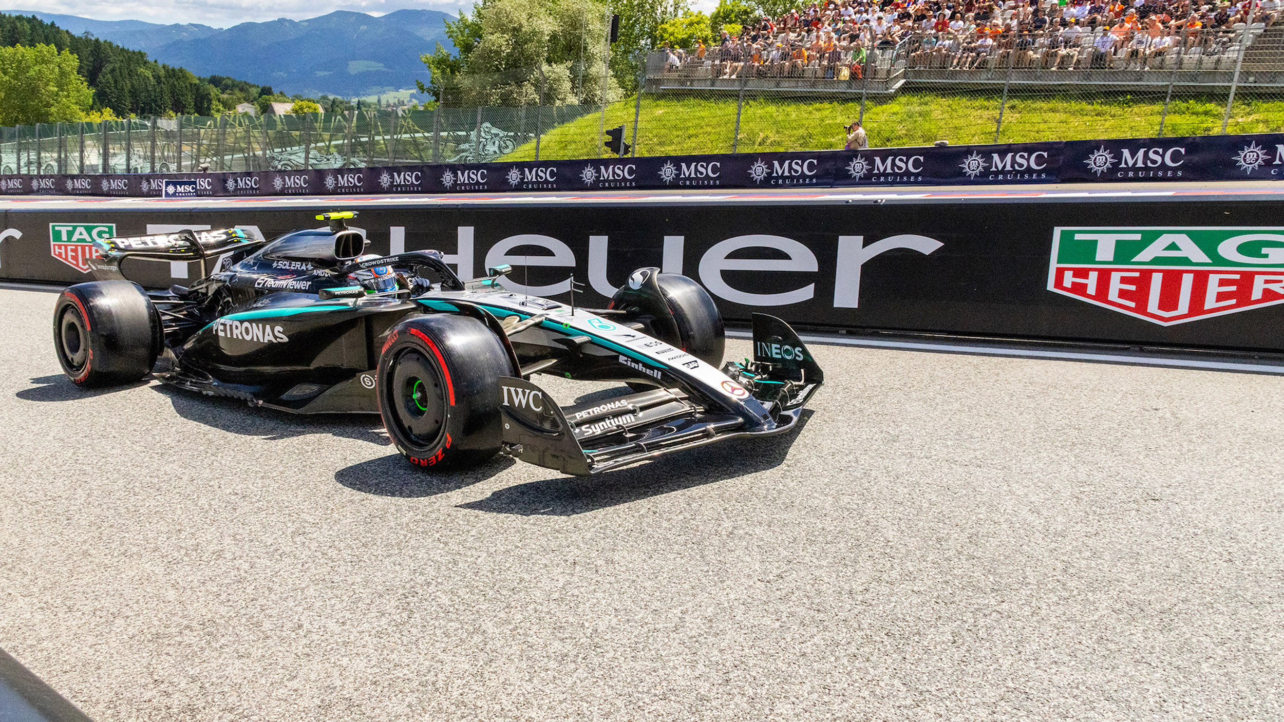 Ein silbernes Formel-1-Auto von Mercedes mit Kimi Antonelli am Steuer fährt aus der Boxengasse am Red Bull Ring.