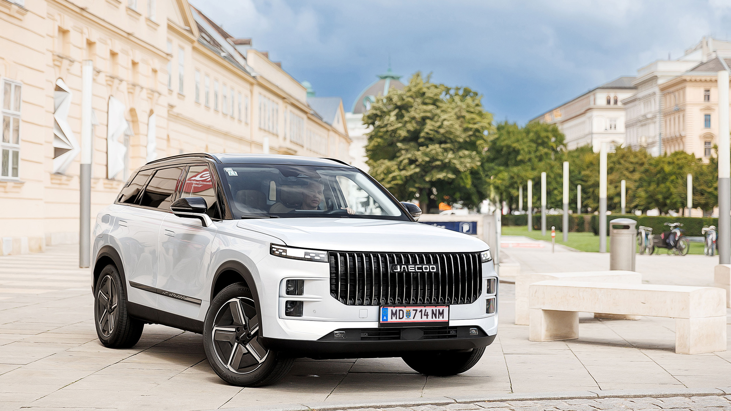 Ein weißes SUV steht vor dem Museumsquartier in Wien