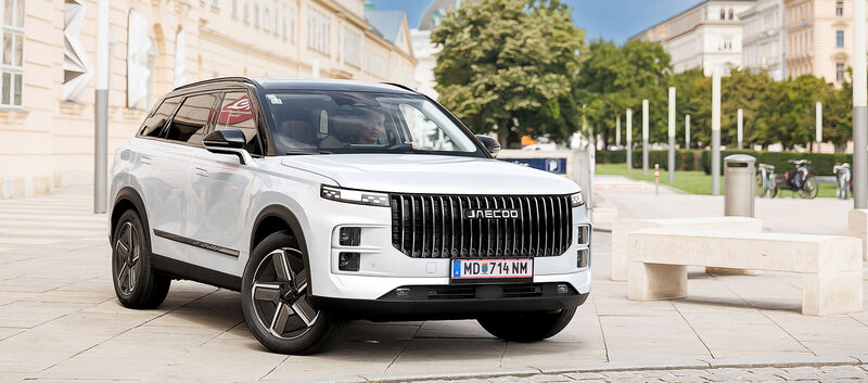 Ein weißes SUV steht vor dem Museumsquartier in Wien