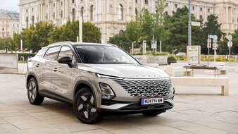 Ein champagnerfarbenes SUV steht gegenüber des Kunsthistorischen Museums in Wien