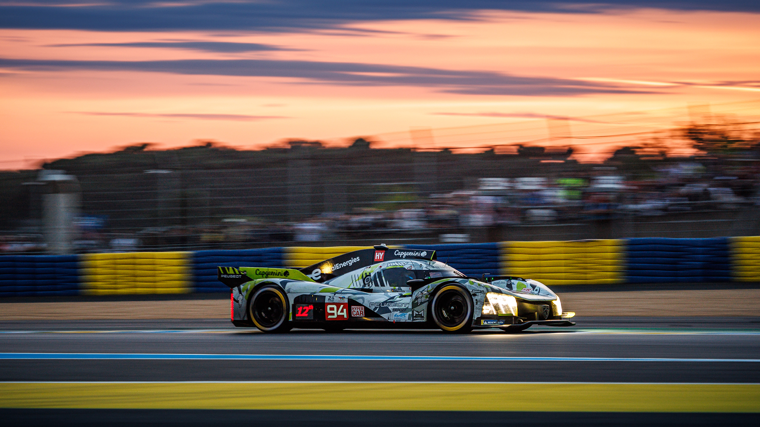 Das Peugeot 9X8 Hypercar fährt bei Sonnenuntergang in Le Mans