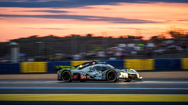 Das Peugeot 9X8 Hypercar fährt bei Sonnenuntergang in Le Mans