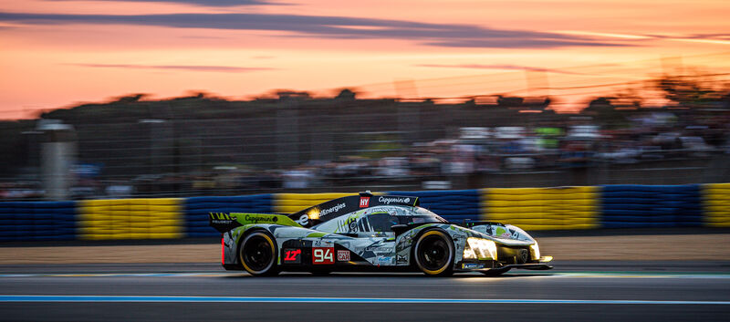 Das Peugeot 9X8 Hypercar fährt bei Sonnenuntergang in Le Mans