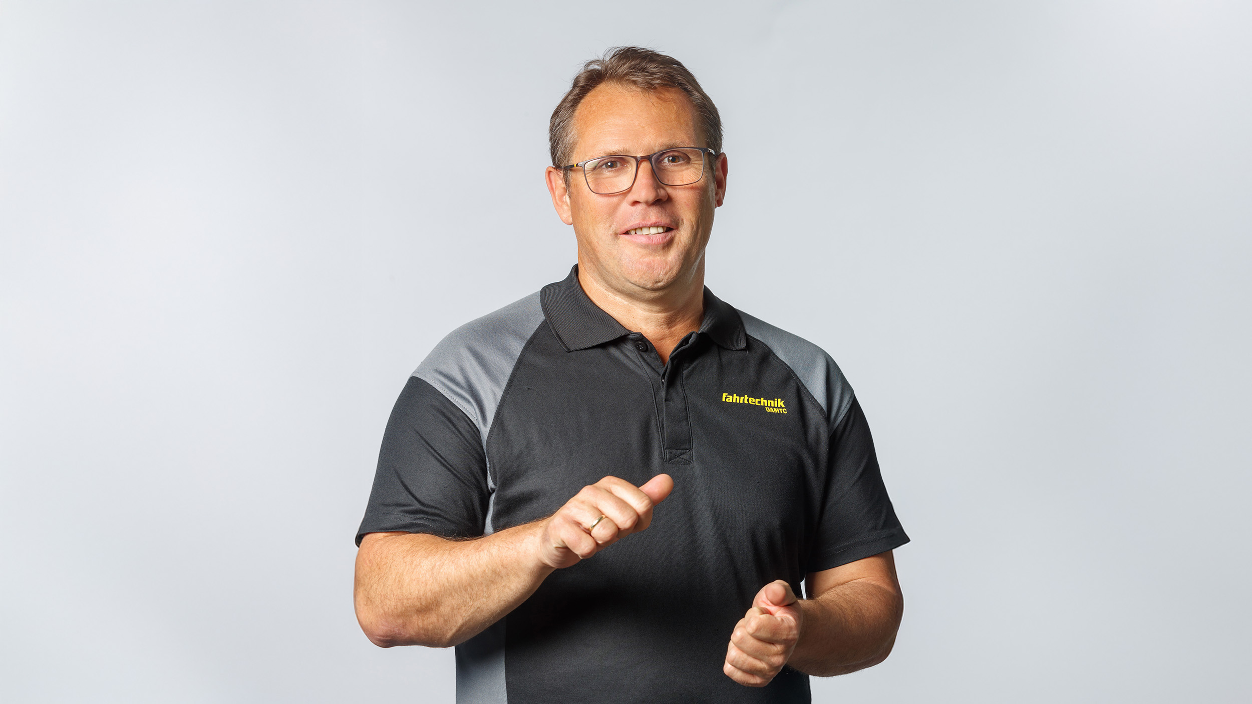 Ein Mann im ÖAMTC-Shirt vor einem neutralen Hintergrund