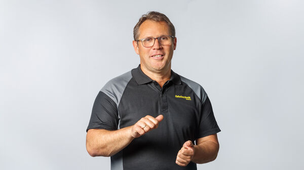 Ein Mann im ÖAMTC-Shirt vor einem neutralen Hintergrund