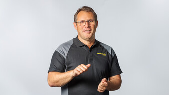 Ein Mann im ÖAMTC-Shirt vor einem neutralen Hintergrund