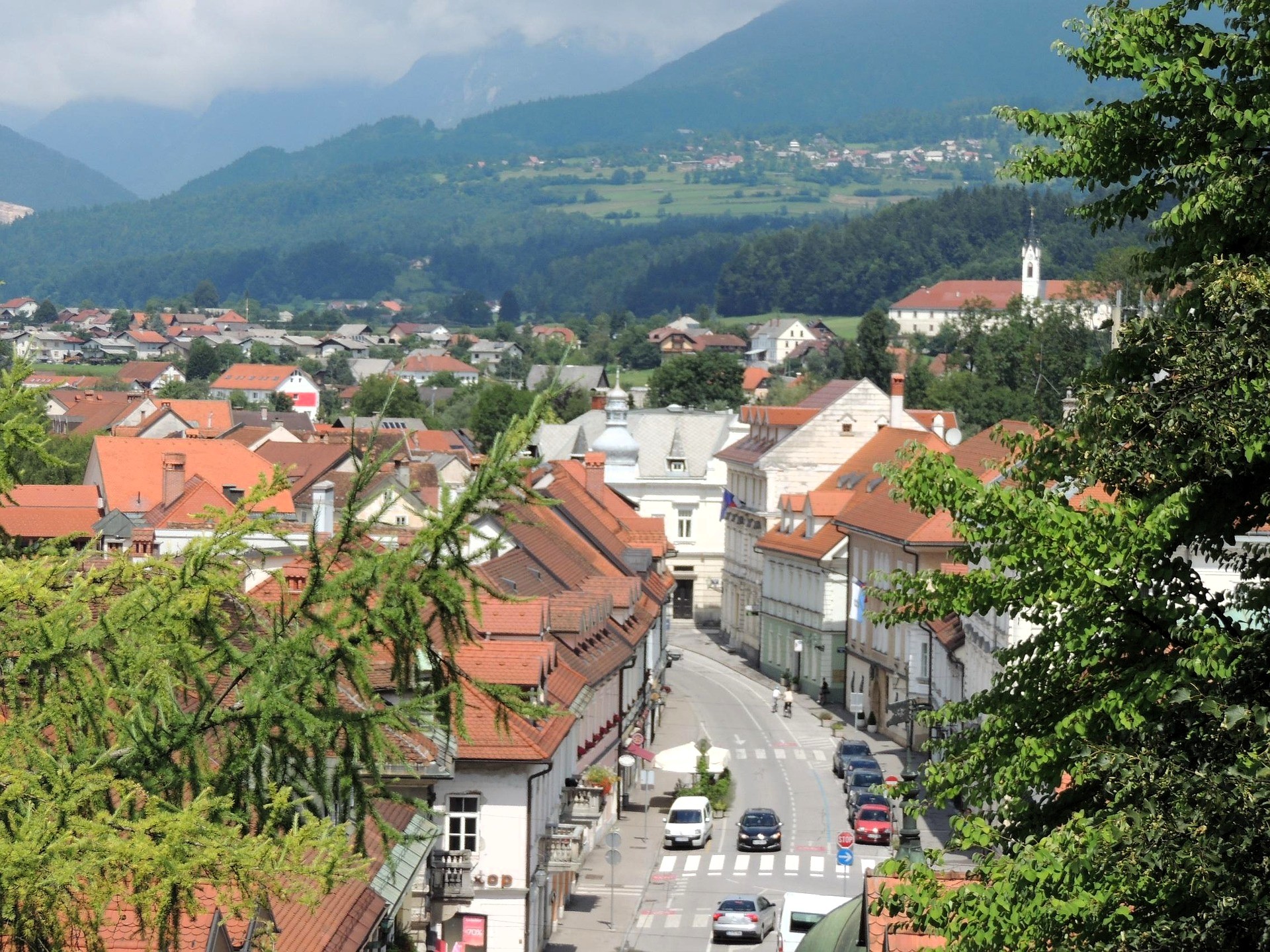 Blick auf die Hauptstraße von Kamnik (Slowenien) mit vorbeifahrenden Fahrzeugen