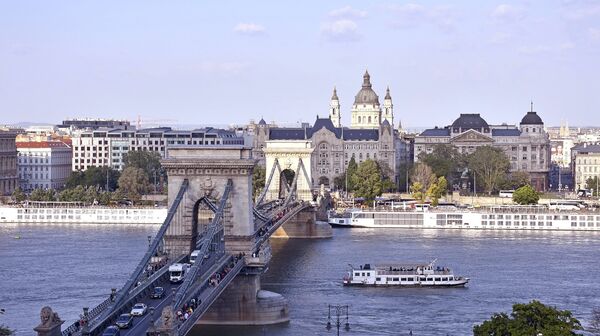 Straßenverkehr in Budapest: Autos, Motorräder und Wohnmobile auf der Széchenyi-Kettenbrücke