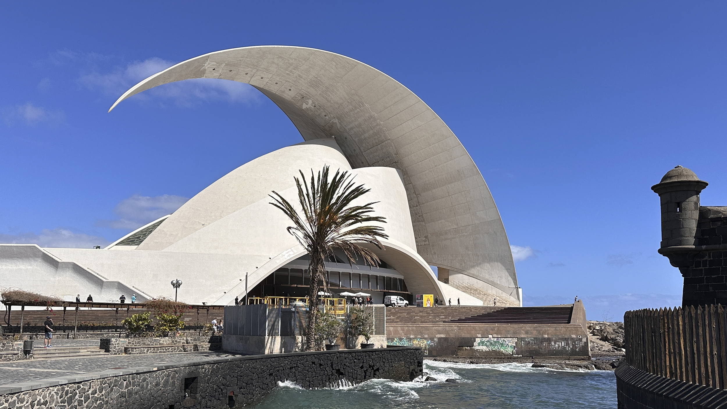 Ein weißes Gebäude, das aussieht wie eine übergroße Muschel.