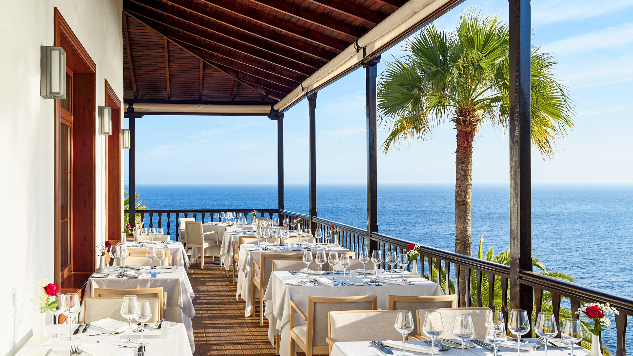 Überdachte Restaurant-Terrasse hoch über dem Meer.