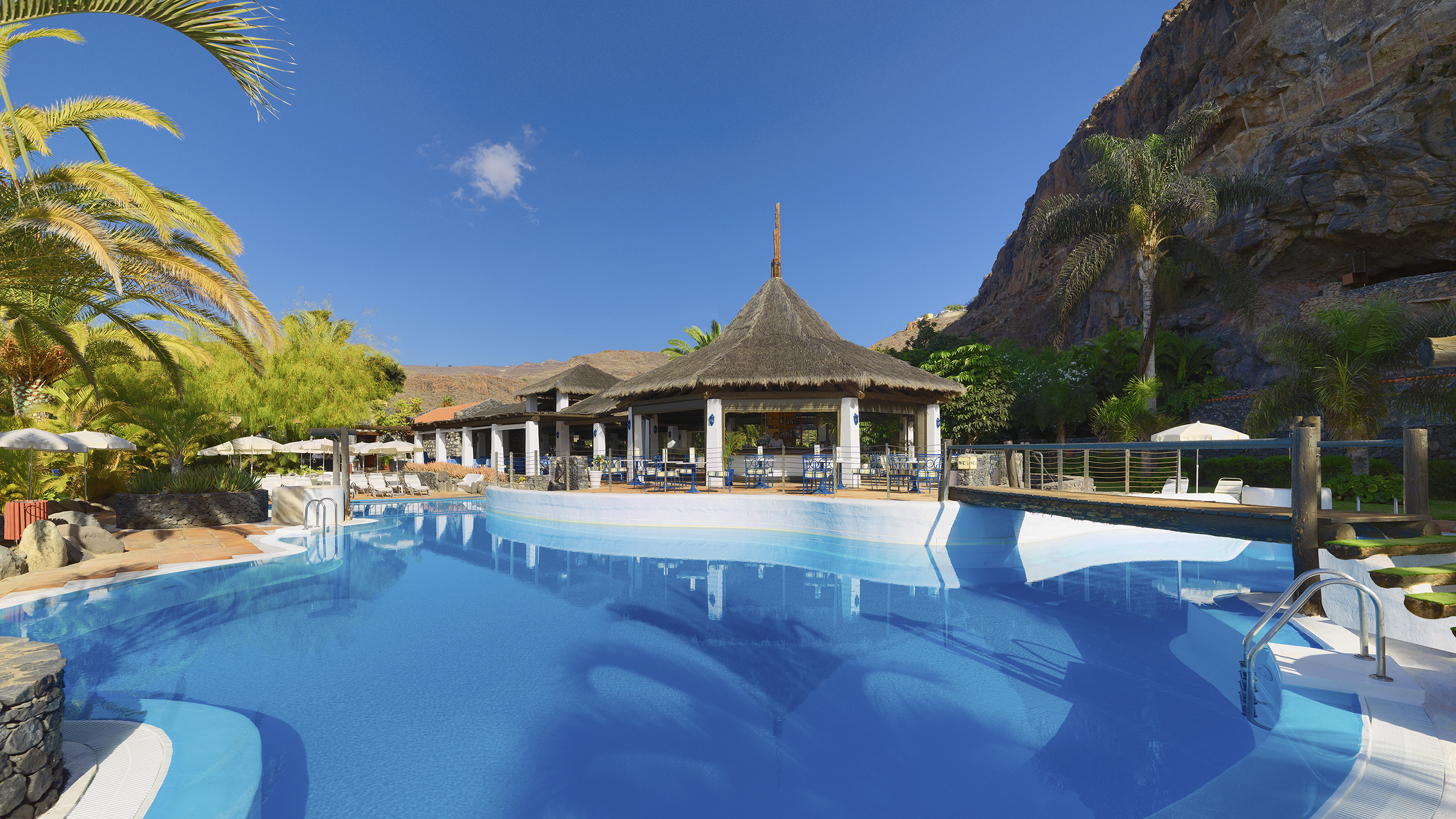 Pool-Landschaft mit Restaurant.