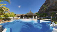 Pool-Landschaft mit Restaurant.