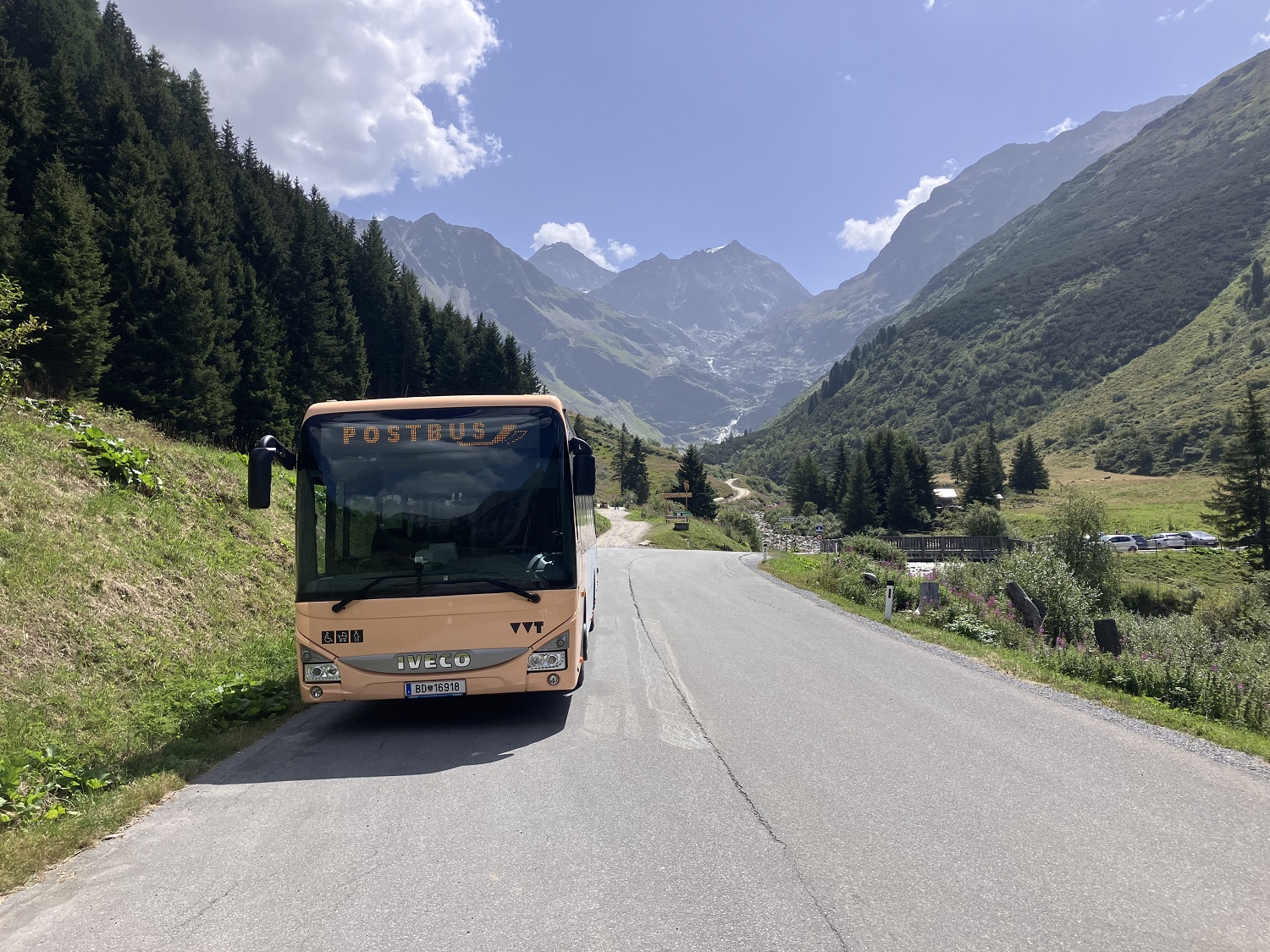 Bus bei der Haltestelle Mittelbelberg Wendestelle