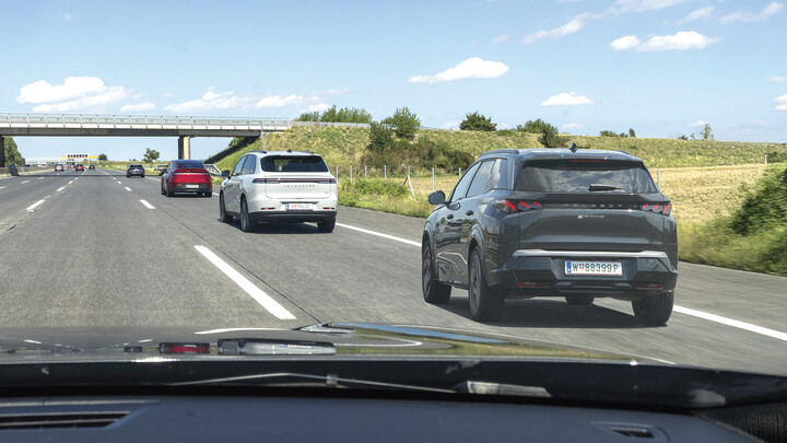 vier autos hintereinander auf der autobahn