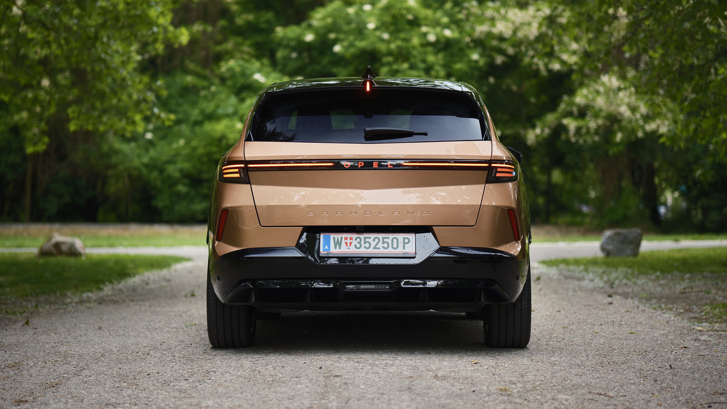 Opel Grandland, großes SUV, stehend von hinten