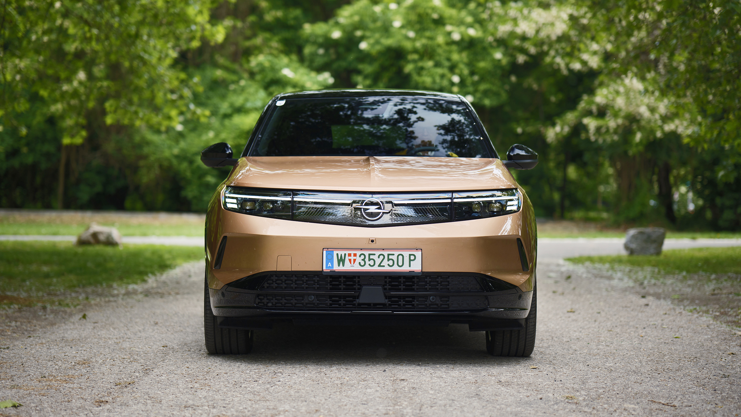 Opel Grandland, großes SUV, stehend von vorne
