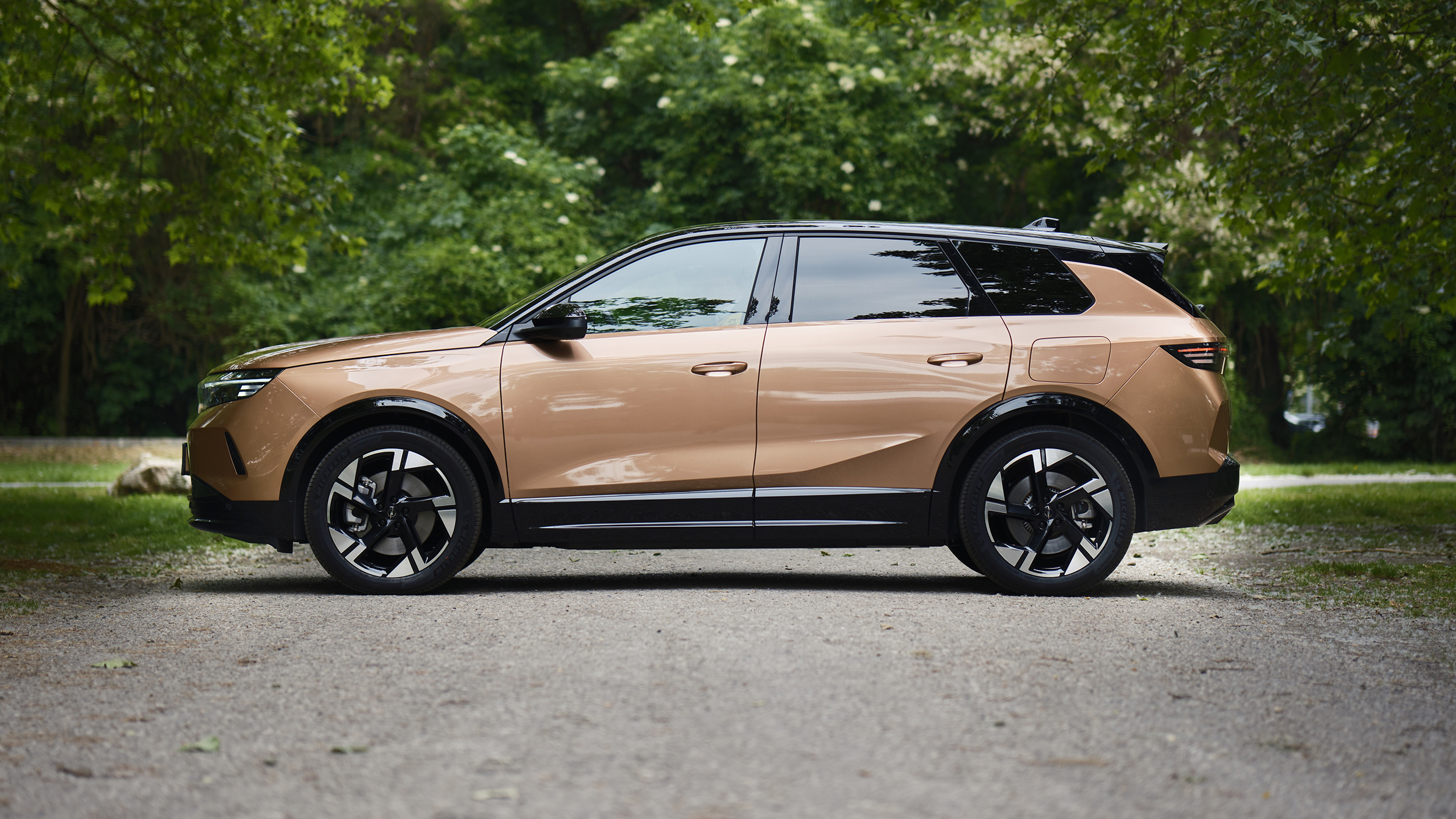 Opel Grandland, großes SUV, stehend seitlich