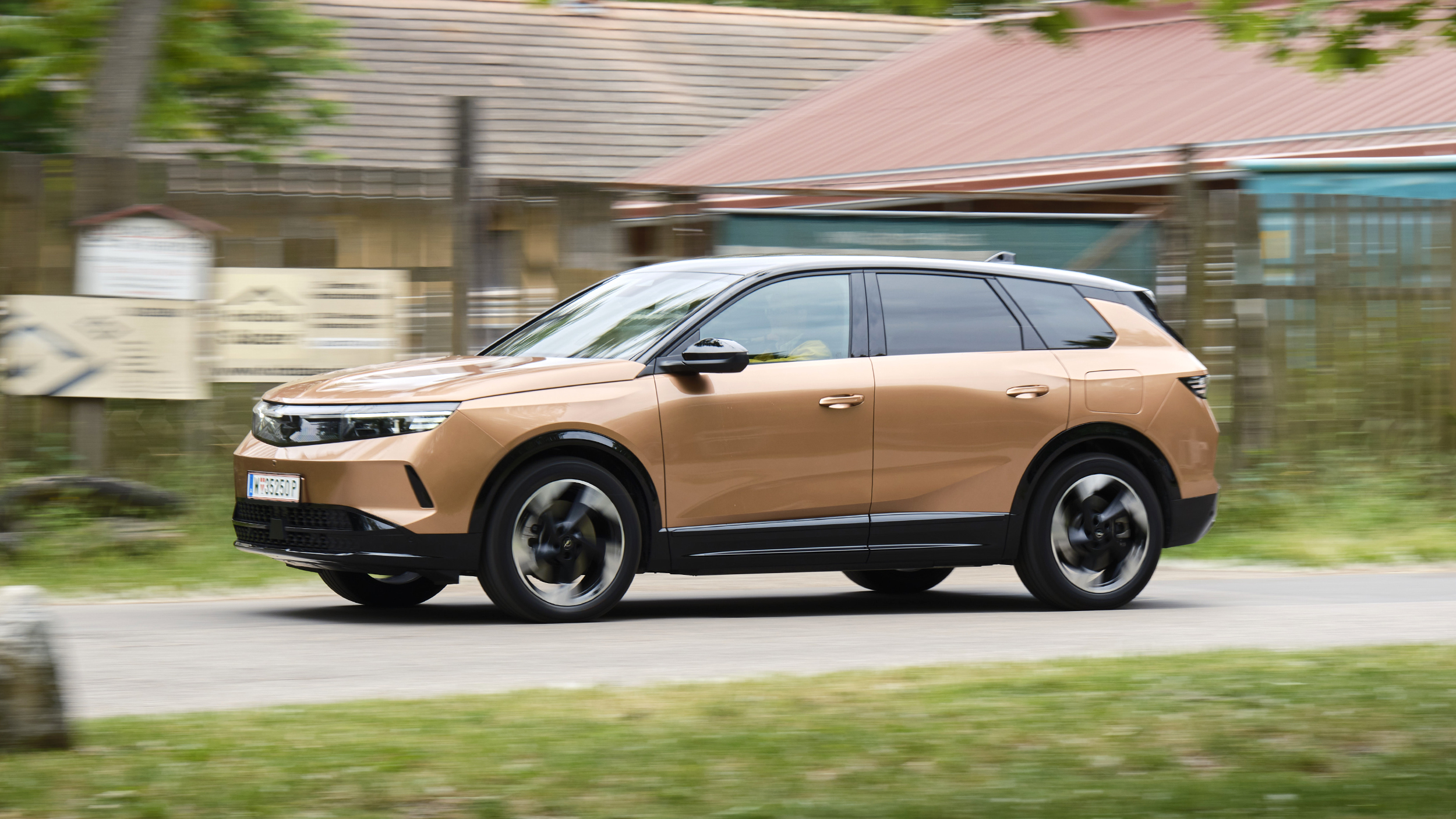Opel Grandland, großes SUV, fahrend